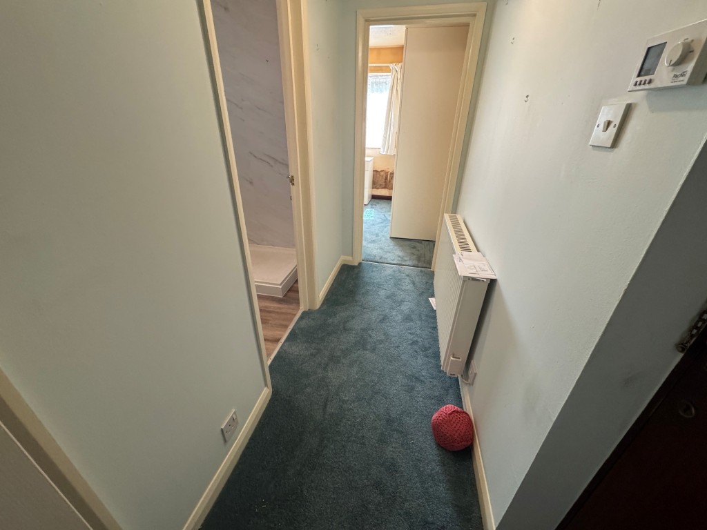 Lot: 153 - GROUND FLOOR APARTMENT IN PURPOSE-BUILT BLOCK WITH PARKING - Entrance hall